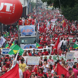 Protesto de sindicalistas na sede da Petrobras em São Paulo