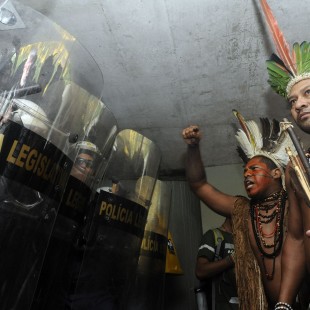 Indígenas protestam contra a PEC 215 na Câmara (Foto: Gabriela Korossy/Agência Câmara)