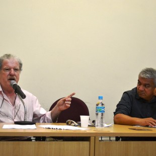 Carlos Vainer (à esqueda) ao lado do diretor da FASE Evanildo Barbosa, que coordenou o debate. (Foto: Comitê Copa PE)