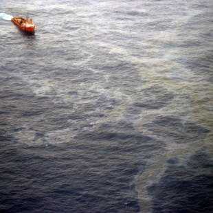 Vazamento no poço da Chevron na Bacia de Campos, no norte do RJ. (Foto: ABr)