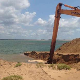 Abertura da barra sul da foz do Rio Doce, em Regência (ES), por conta do rompimento em MG. (Foto: Prefeitura de Linhares)