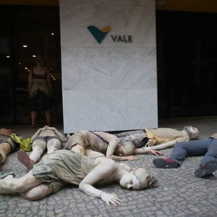 Ativistas protestam em frente à Vale, uma das controladoras da Samarco. (Foto: Atingidos pela Vale)