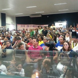 Sala da audiência pública estava lotada. Pessoas que não conseguiram entrar ficaram do lado de fora. (Foto: Greenpeace)