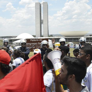 Brasília - Estudantes e movimentos sociais realizam manifestação em defesa da democracia, contra o impeachment da presidenta Dilma e pela saída de Eduardo Cunha da Presidência da Câmara (Marcello Casal Jr/Agência Brasil)