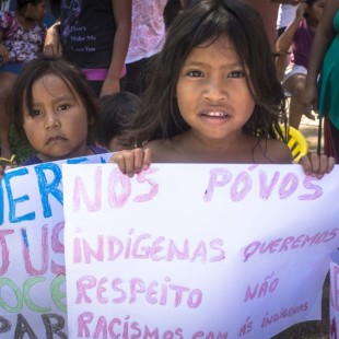 Índios que estão acolhidos na Casa de Passagem Indígena em Curitiba fizeram uma manifestação na manhã desta sexta-feira (8) contra a morte do menino indígena Vitor Pinto, de 2 anos, na última semana em Imbituba (SC). Curitiba, 08/01/2016 - Foto: Daniel Caron/FAS