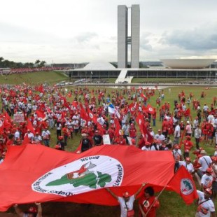 Cerca de 15 mil manifestantes do MST fizeram um protesto na Praça dos Três Poderes. Foto: José Cruz/Agência Brasil