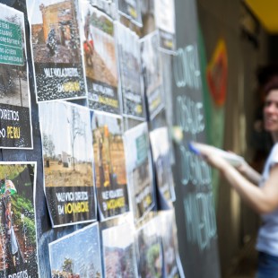 Colagem de cartazes na antiga sede da Vale, no centro do Rio de Janeiro. Foto: Rosilene Miliotti / FASE