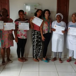 Integrantes do Grupo de Mulheres do Calumbi, de Presidente Tancredo Neves, em processo de integração à Coopeípe, vem construindo conhecimentos com assessoria da FASE, para qualificar sua produção e melhorar a gestão de seus empreendimentos.