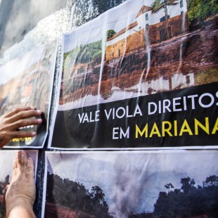 Manifestação em frente a antiga sede da Vale, no Rio de Janeiro. (Foto: Rosilene Miliotti / FASE)