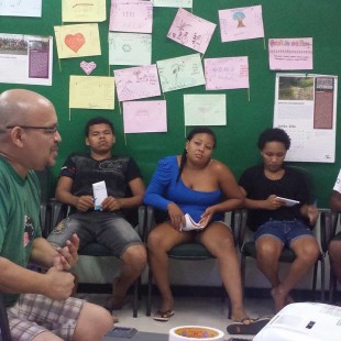 Jovens entrevistando o coordenador da FASE na Amazônia, Guilherme (Foto: Rosilene Miliotti)