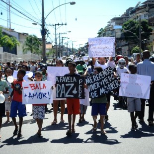 Moradores do Complexo do Alemão pedem paz e justiça pela morte do menino Eduardo de Jesus, 10 anos, em 2015 (Foto: Tomaz Silva/Agência Brasil)