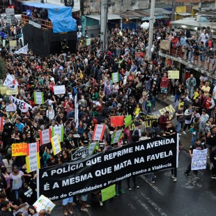 Moradores da Maré protestam na Avenida Brasil contra ação do Bope na comunidade em junho de 2013, que resultou na morte de 10 pessoas. (Foto: Tomaz Silva/Agência Brasil)