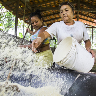 Produção de farinha na comunidade África. Foto: Rosilene Miliotti / FASE