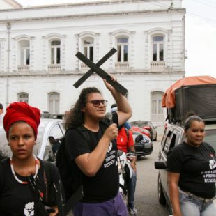 Manifestantes usam preto contra o extermínio da juventude. 