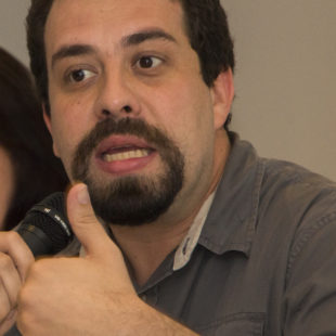 Guilherme Boulos, do MTST, no seminário 55 anos da FASE. (Foto: Rosilene Miliotti / FASE)