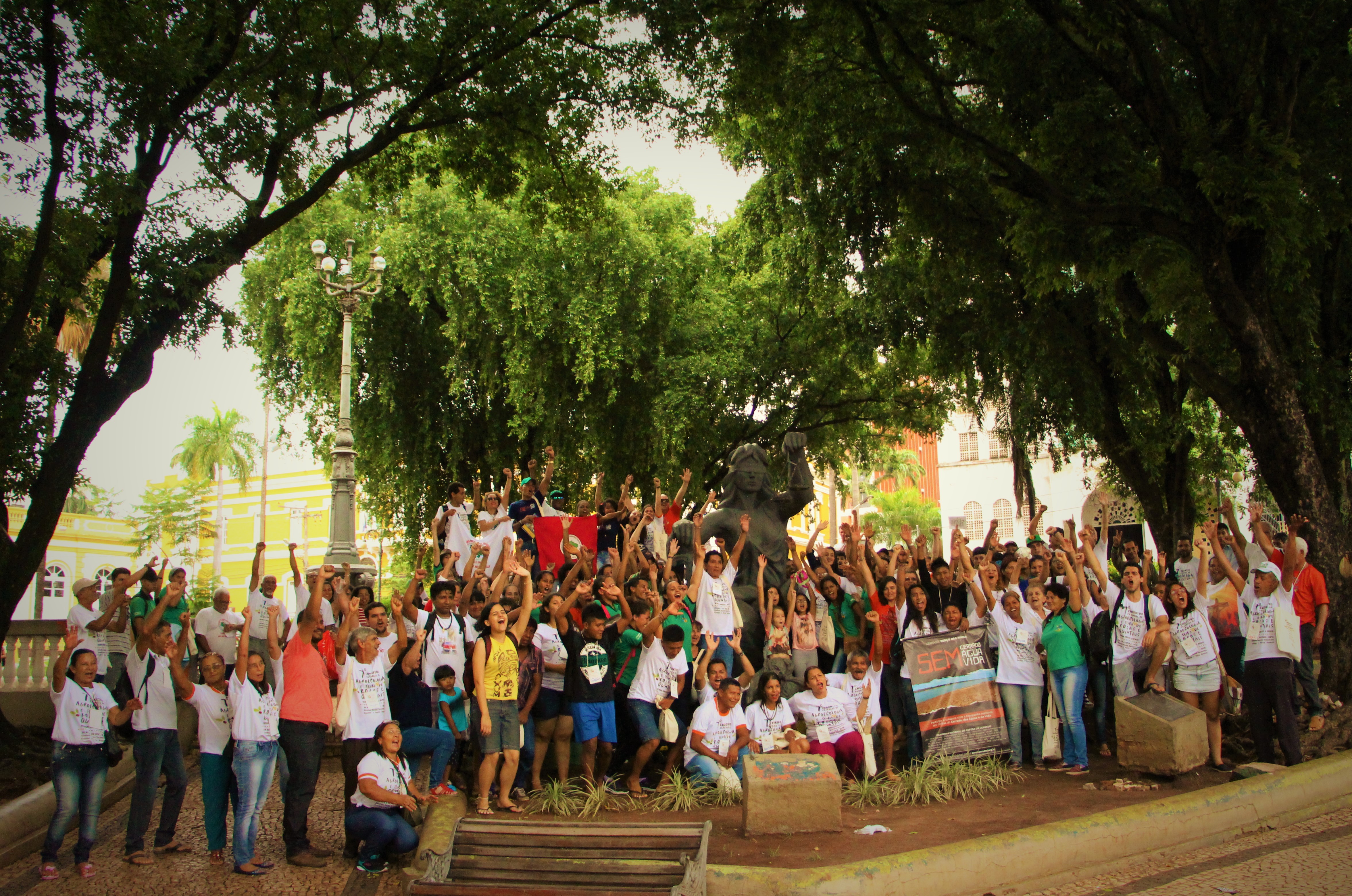 Encerramento do ato ao lado da estátua da Justiça. (Foto: Gilka Resende/FASE)