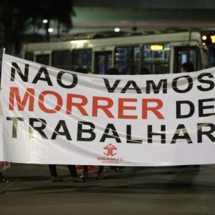 Manifestantes protestam contra a reforma da Previdência. (Foto: Fabio Rodrigues Pozzebom/ABr)